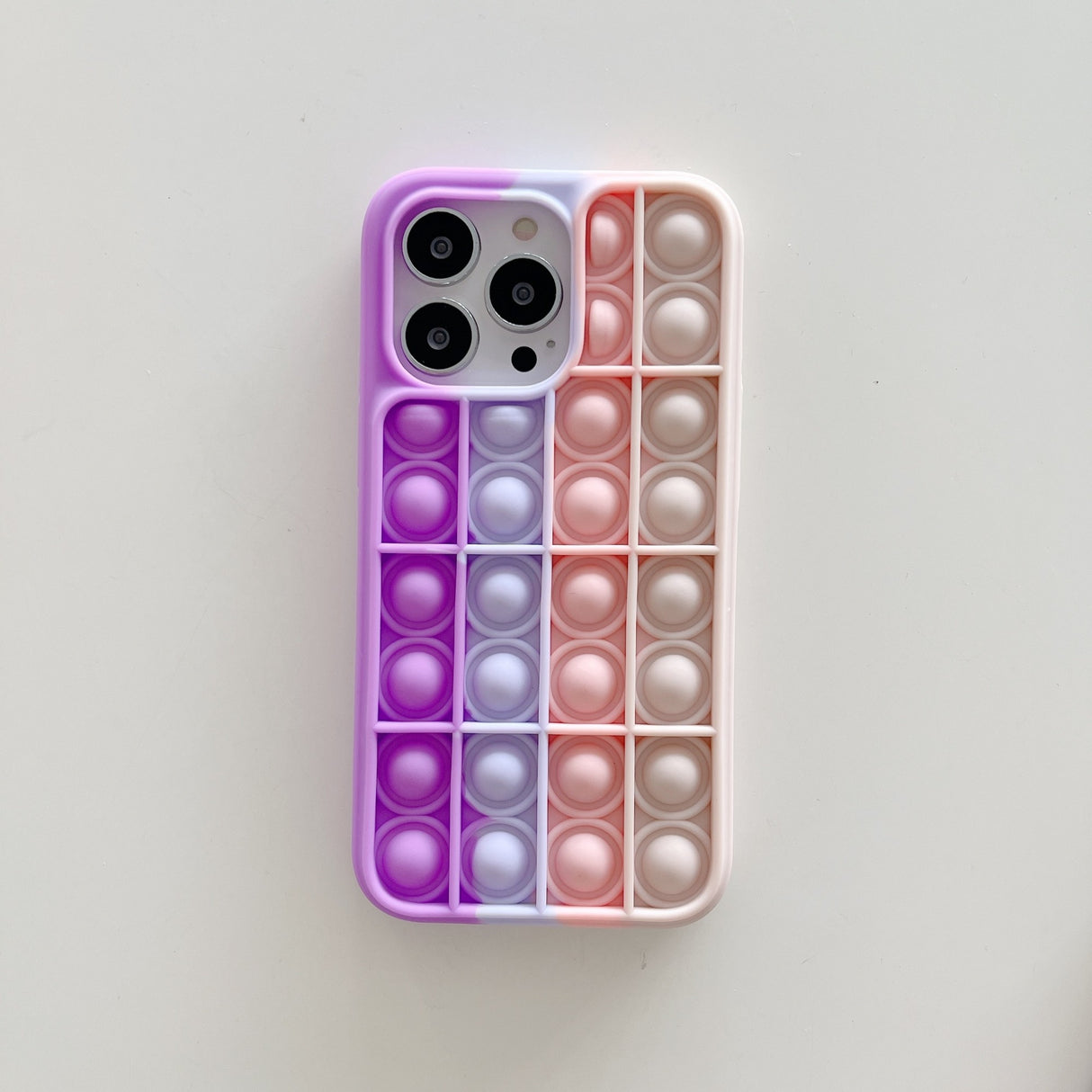 Husă Pop It antistres silicon pentru iPhone 13, detaliu decupaje precise porturi și cameră foto