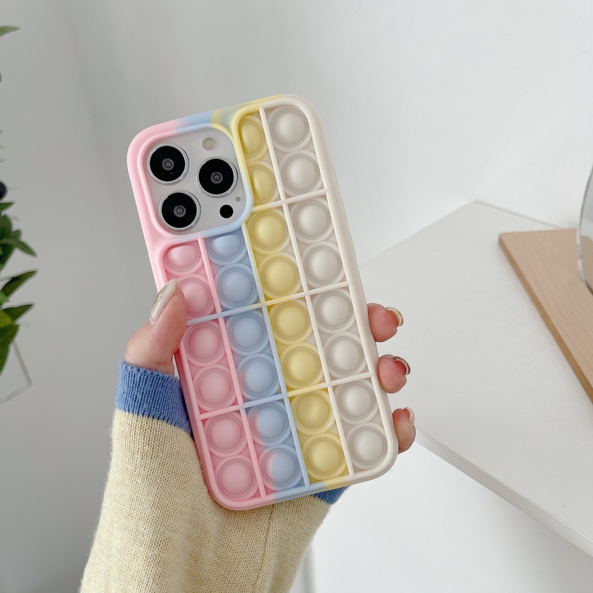 Detaliu bule apăsabile husă Pop It iPhone 13 din silicon flexibil multicolor, efect antistres