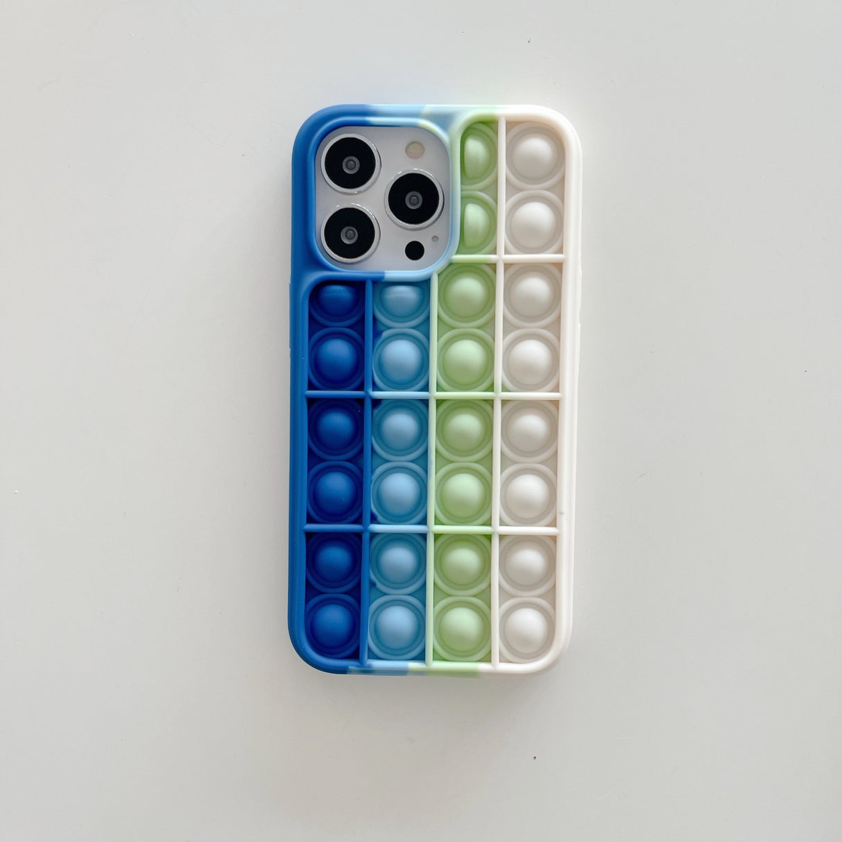 Husă Pop It iPhone 13 model 6 multicolor în mână, perspectivă laterală, efect antistres antialunecare