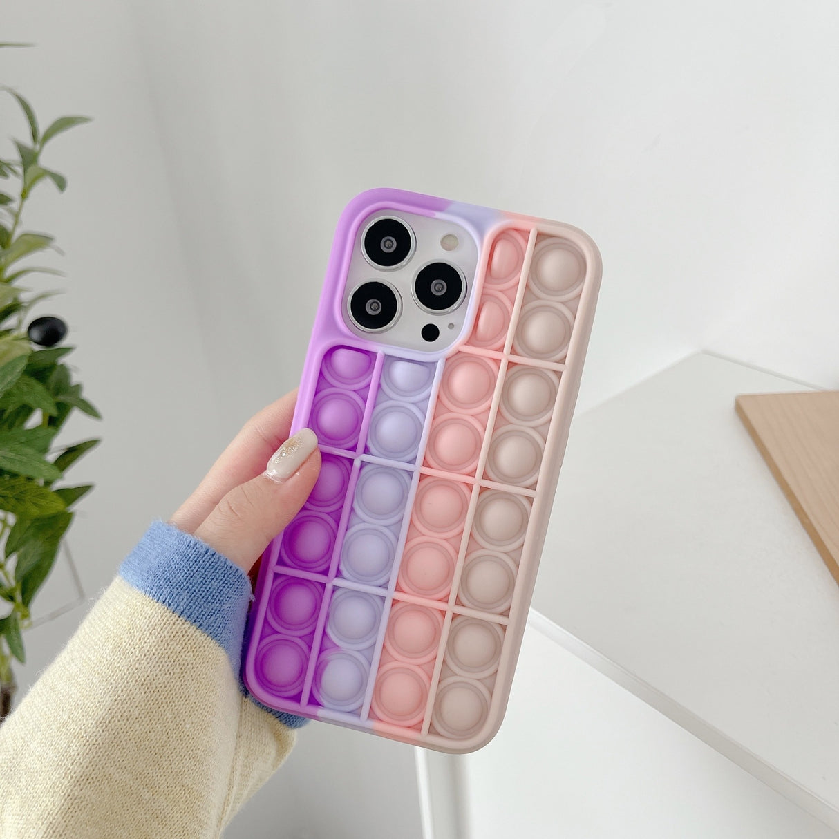 Detaliu suprafață 3D antialunecare husă Pop It multicolor compatibilă iPhone 13 Pro Max