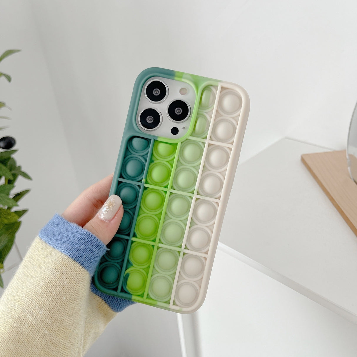 Detaliu bule Pop It 3D multicolor pe husă iPhone 13 Pro Max, material silicon antialunecare