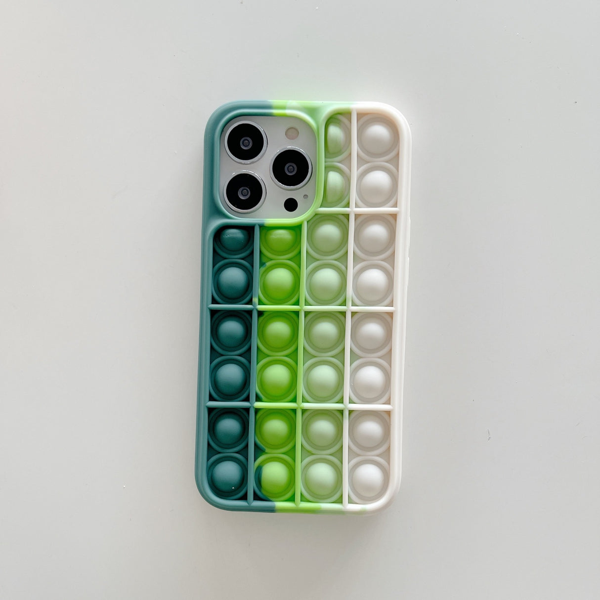 Husă iPhone 13 Pro Max Pop It aplicată pe telefon, decupaje precise porturi și cameră