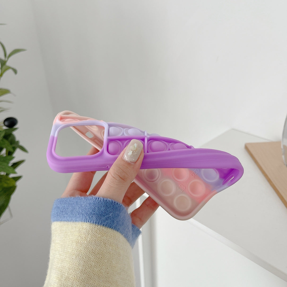 Husă Pop It iPhone 13 Pro model 2 aplicată pe telefon, vedere laterală și decupaje porturi