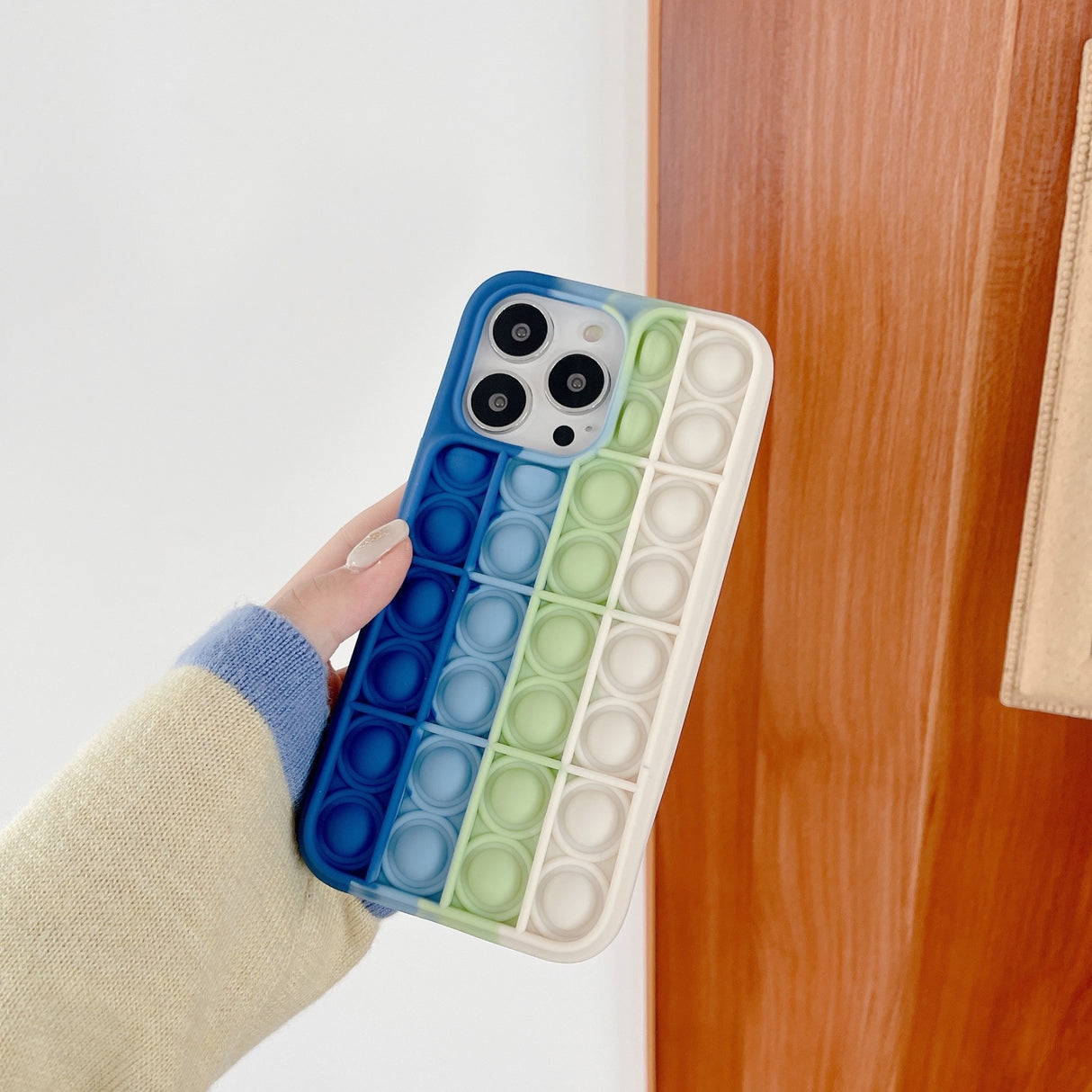 Detaliu suprafață husă Pop It iPhone 13 Pro, bule silicon flexibil multicolor, model 6 antialunecare