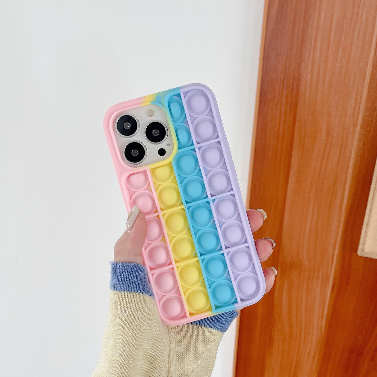 Detaliu textură bule 3D husă Pop It silicon multicolor iPhone 13 Pro, suprafață antialunecare