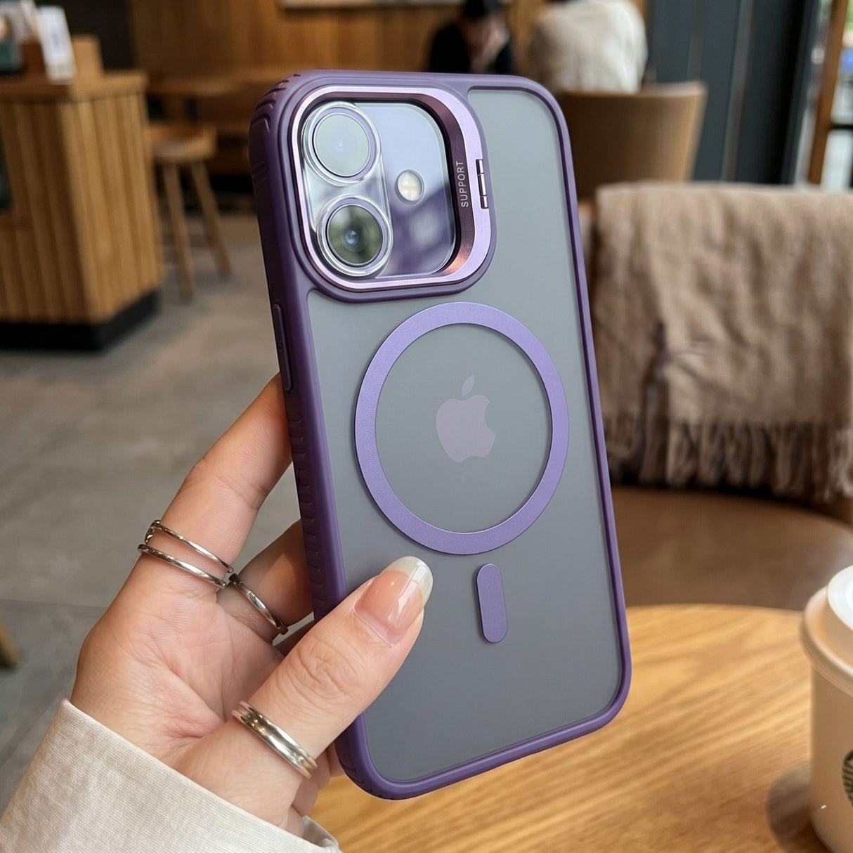 Detaliu suport metalic cameră husă Flippy iPhone 17, ramă industrială anti-șoc, culoare mov închis