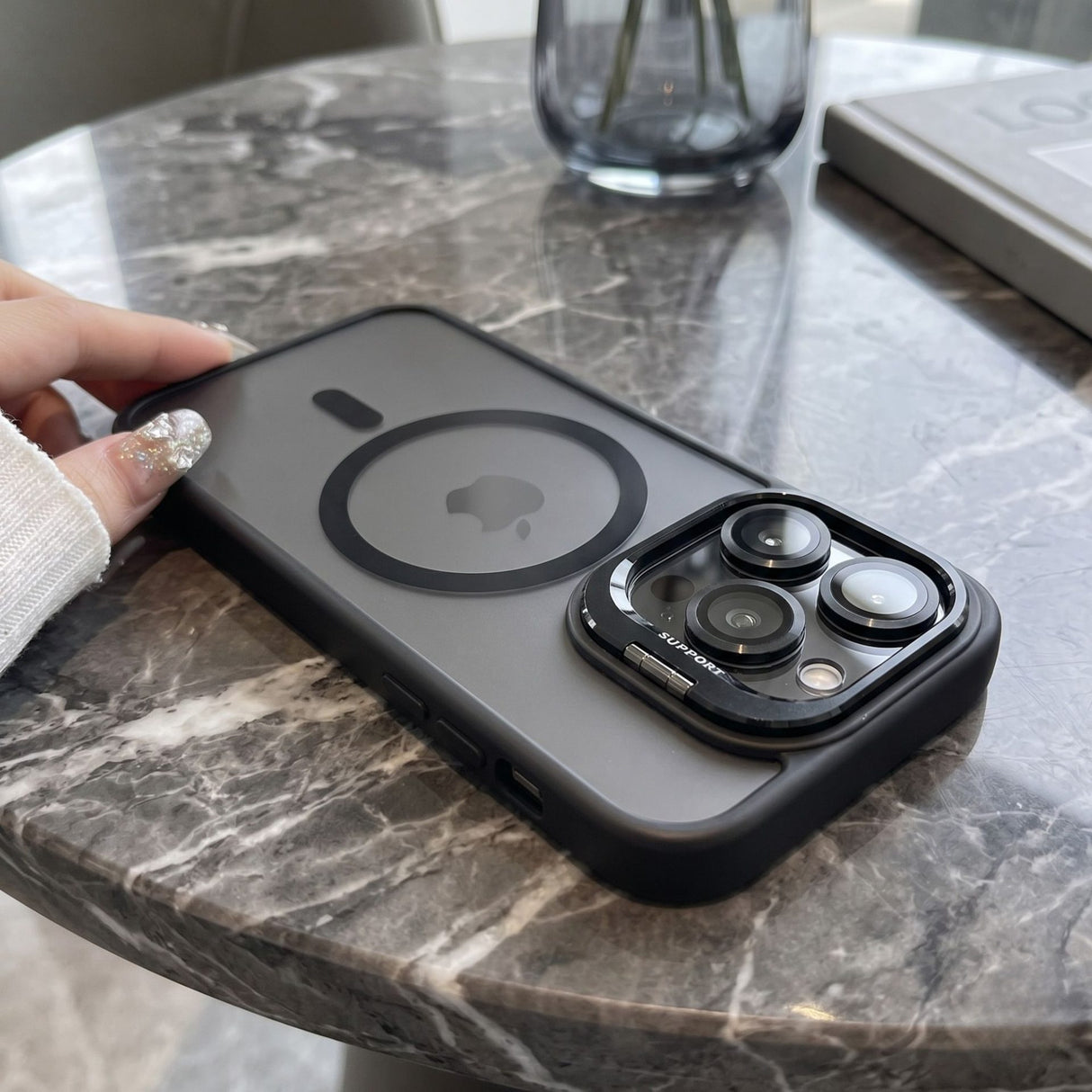 Husă Flippy iPhone 17 Pro MagSafe compatibilă, imagine lifestyle culoare transparent și negru