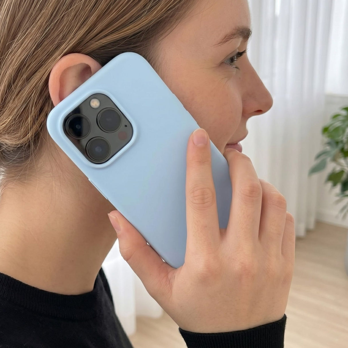 Husă Flippy iPhone 16 Pro albastru cu buton Camera Control accesibil, unghi lateral stânga