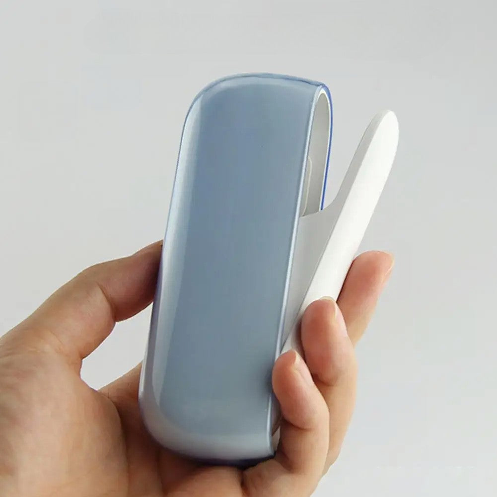 Husă IQOS 3 DUO montată pe dispozitiv, culoare albastru transparent, acces port încărcare
