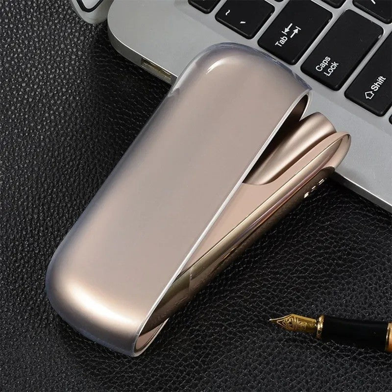 Detaliu decupaj port încărcare husă plastic transparent IQOS Iluma, acces ușor la butoane