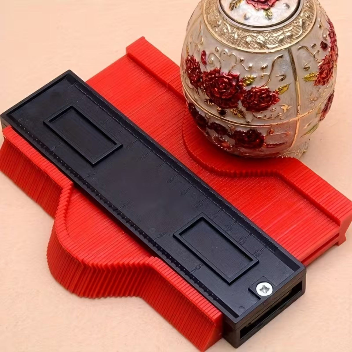 Sablon Masurare Contur, Flippy, Cu Rigla Integrata, pentru Copiere Unghiuri si Forme Neregulate, Plastic Rezistent, 14.6 x 10.5 cm, Rosu/Negru - vivimall.ro
