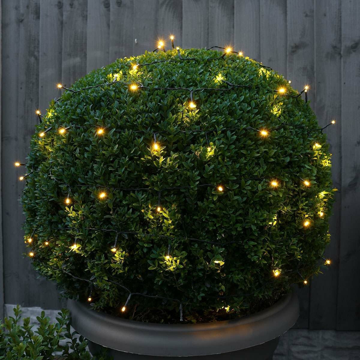 Instalatie de Craciun liniara Yoto, 10 m, din care 1 m cablu priza 220V, 100 LED, 8 jocuri de lumini, beculet in 6 colturi, pentru interior, controler, fir negru, alb cald - vivimall.ro