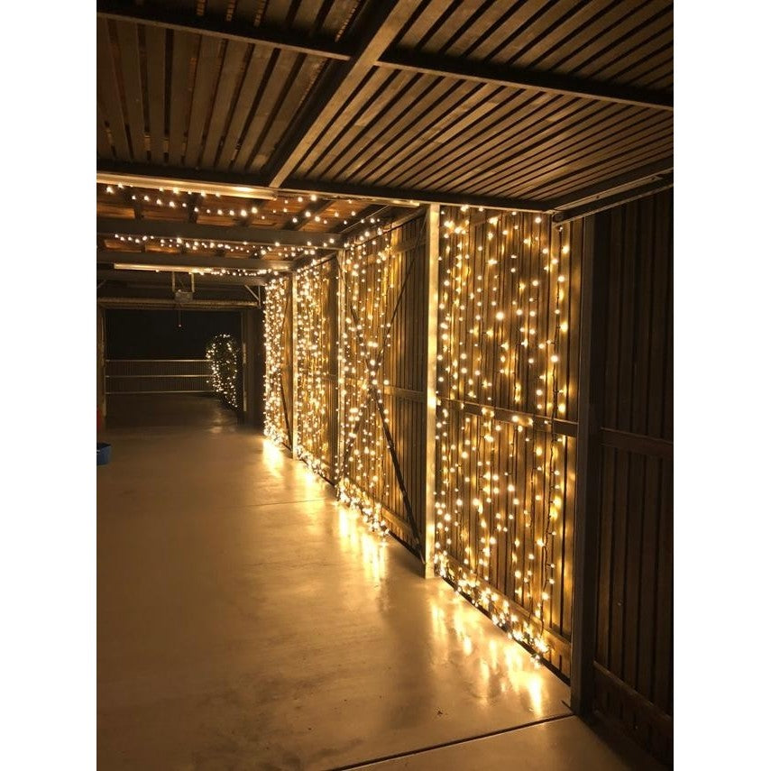 Instalatie Craciun Profesionala de Exterior IP65, Tip Perdea, 11m x 2m, 2200 Led-uri Mari, Alb cald, cu flash, Alimentator si prelungitor 6,5 m, Interconectabila, Fir negru, Vivimall - vivimall.ro