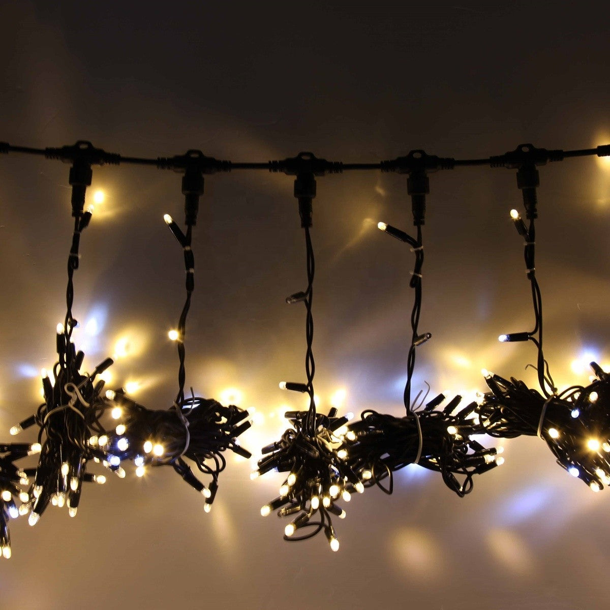 Instalatie Craciun Profesionala de Exterior IP65, Tip Perdea, 26m x 2m, 5200 Led-uri Mari, Alb cald, cu flash, Alimentator 1,5 m, Interconectabila, Fir negru, Vivimall - vivimall.ro