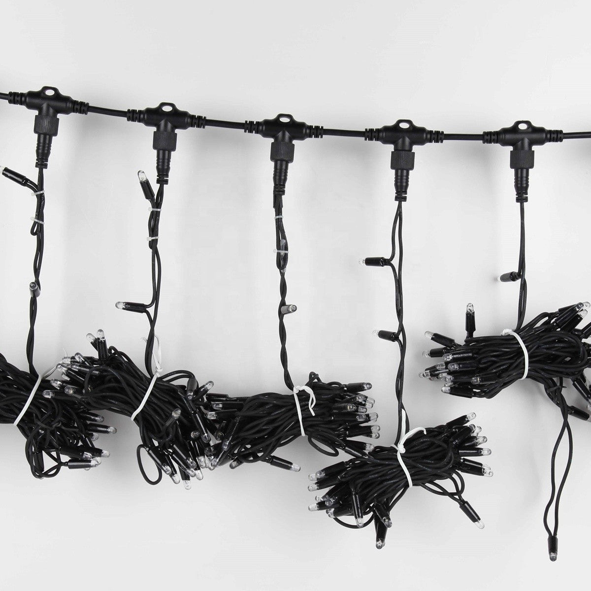 Instalatie Craciun Profesionala de Exterior IP65, Tip Perdea, 4m x 5m, 2000 Led-uri Mari, Alb rece, cu flash, Alimentator si prelungitor 6,5 m, Interconectabila, Fir negru, Vivimall - vivimall.ro