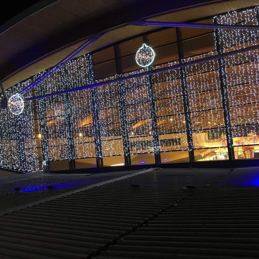 Instalatie Craciun Profesionala de Exterior IP65, Tip Perdea, 5m x 5m, 2500 Led-uri Mari, Alb rece, cu flash, Alimentator si prelungitor 6,5 m, Interconectabila, Fir negru, Vivimall - vivimall.ro