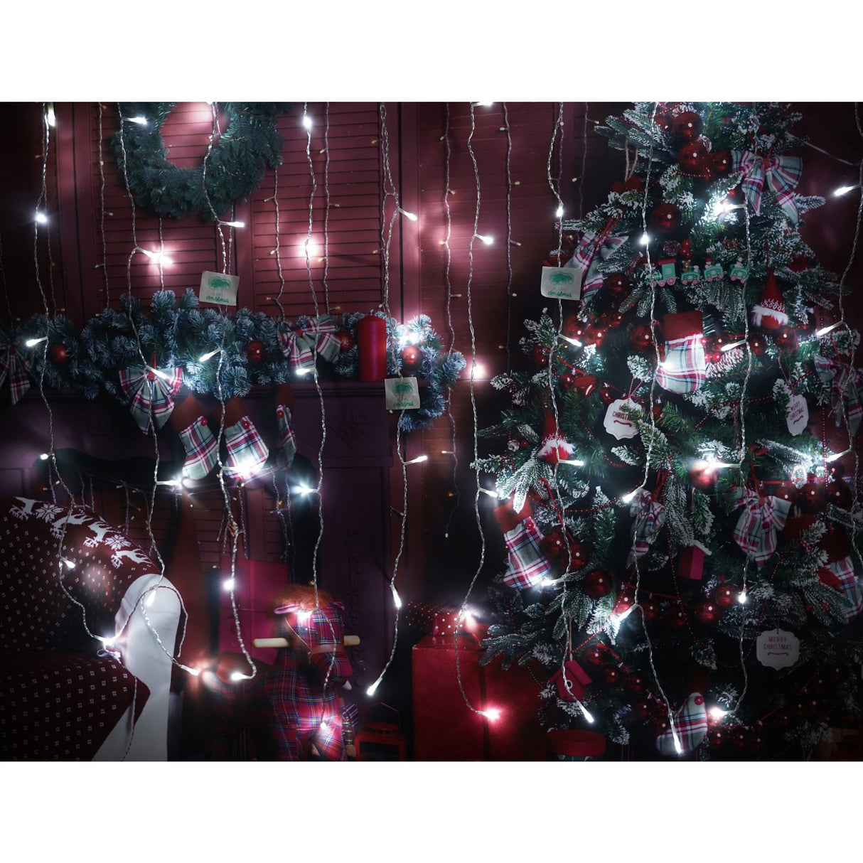 Instalatie Craciun, Tip Perdea, IP44, 1 m x 1 m, 60 LED-uri, Alb rece, 8 jocuri de lumini, Transformator, Interconectabila, Prelungitor 5 m inclus, Fir transparent, Interior/ Exterior, Vivimall - vivimall.ro