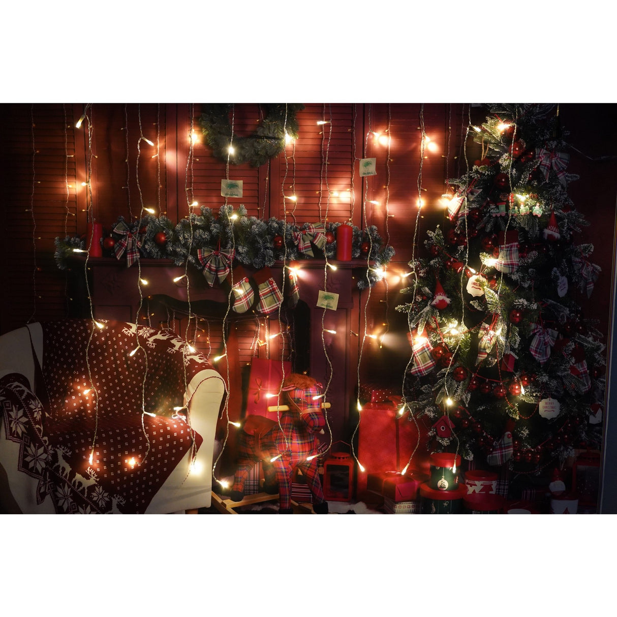 Instalatie Craciun, Tip Perdea, IP44, 15 m x 1 m, 900 LED-uri, Alb cald, 8 jocuri de lumini, Transformator cu telecomanda, Interconectabila, Prelungitor 3 m inclus, Fir transparent, Interior/ Exterior, Vivimall - vivimall.ro