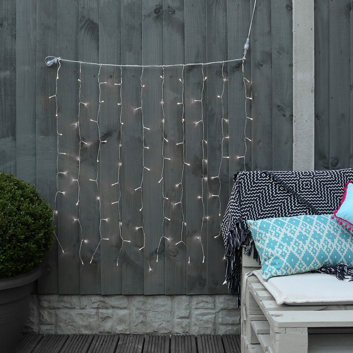 Instalatie Craciun, Tip Perdea, IP44, 6 m x 3 m, 480 LED-uri, Alb rece, cu 8 jocuri de lumini, 31 V, 9W, Interconectabila, Prelungitor 3 m inclus, Fir transparent, Interior/ Exterior, Vivimall - vivimall.ro