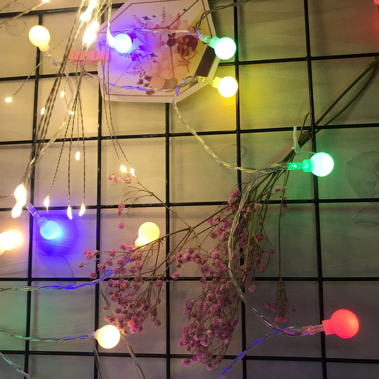 Instalatie sfere brad Craciun Vivimall, 3 metri, 20 LEd-uri, alimentare la retea, fir transparent, multicolora - vivimall.ro