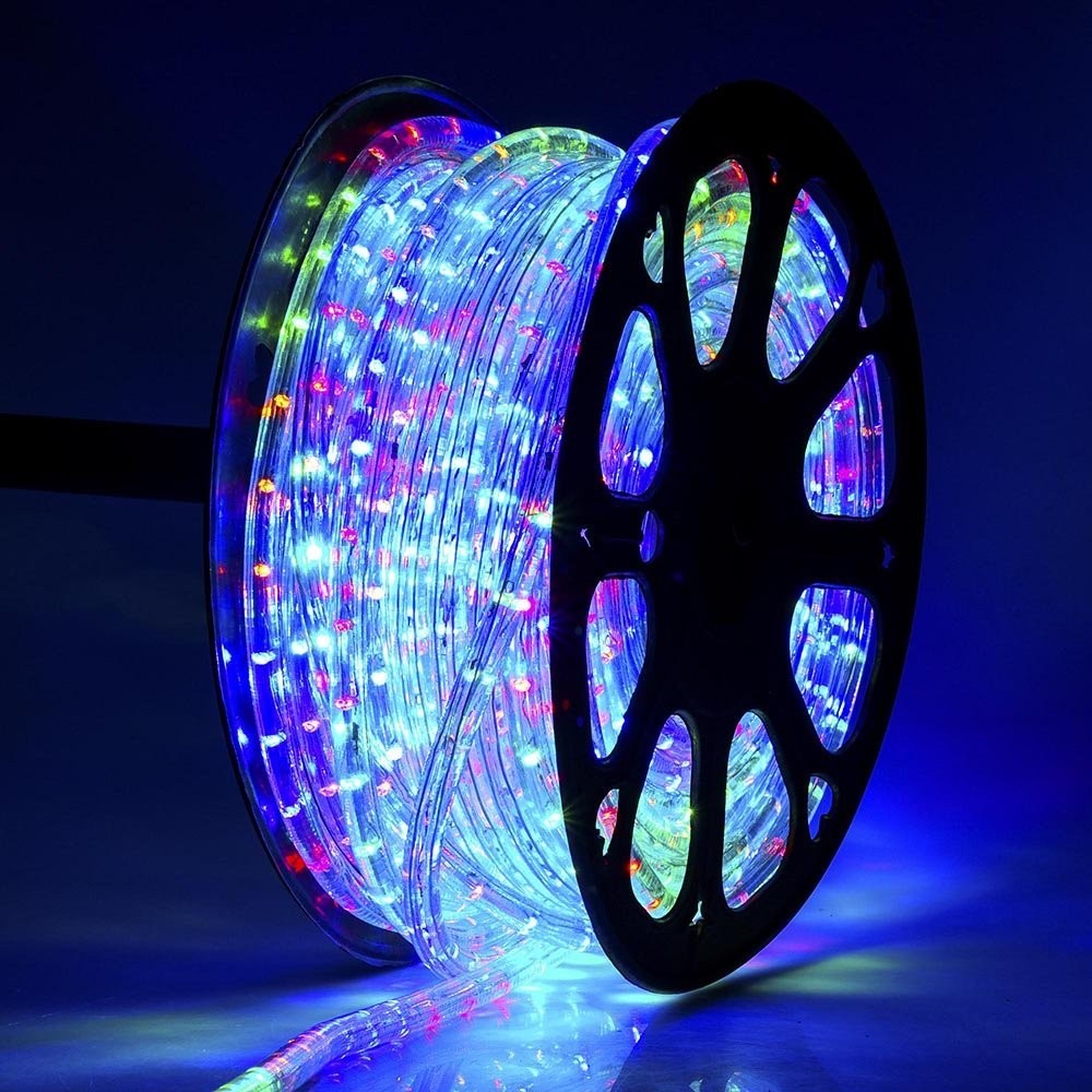 Instalație LED Flippy 100m montată pe fațadă clădire, utilizare exterior noapte