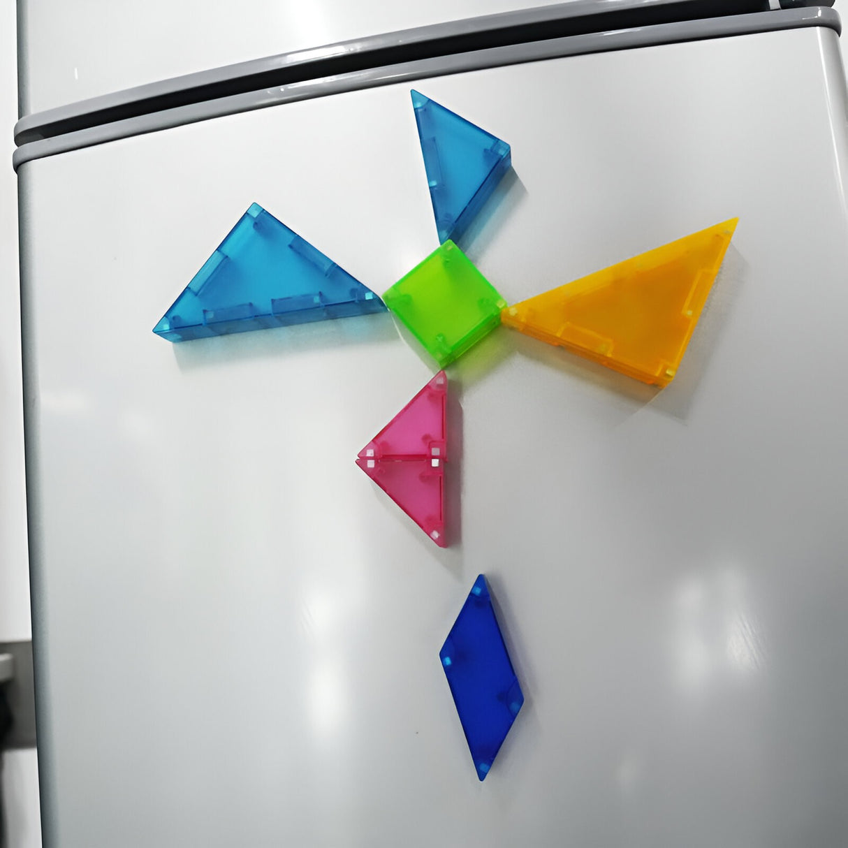 Broșura de provocări inclusă în setul tangram magnetic, cu modele de figuri de construit