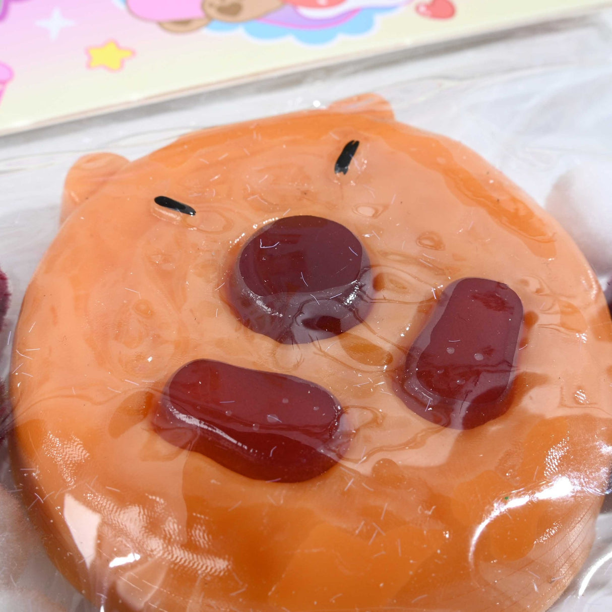 Jucarie Antistres Squishy, Vivimall, cu Revenire Lenta, Squeeze Pinch Family, Forma de Biscuite Rotund, Model Capybara, 7x6.5 cm, 55g, Ambalaj Transparent, Maro - vivimall.ro