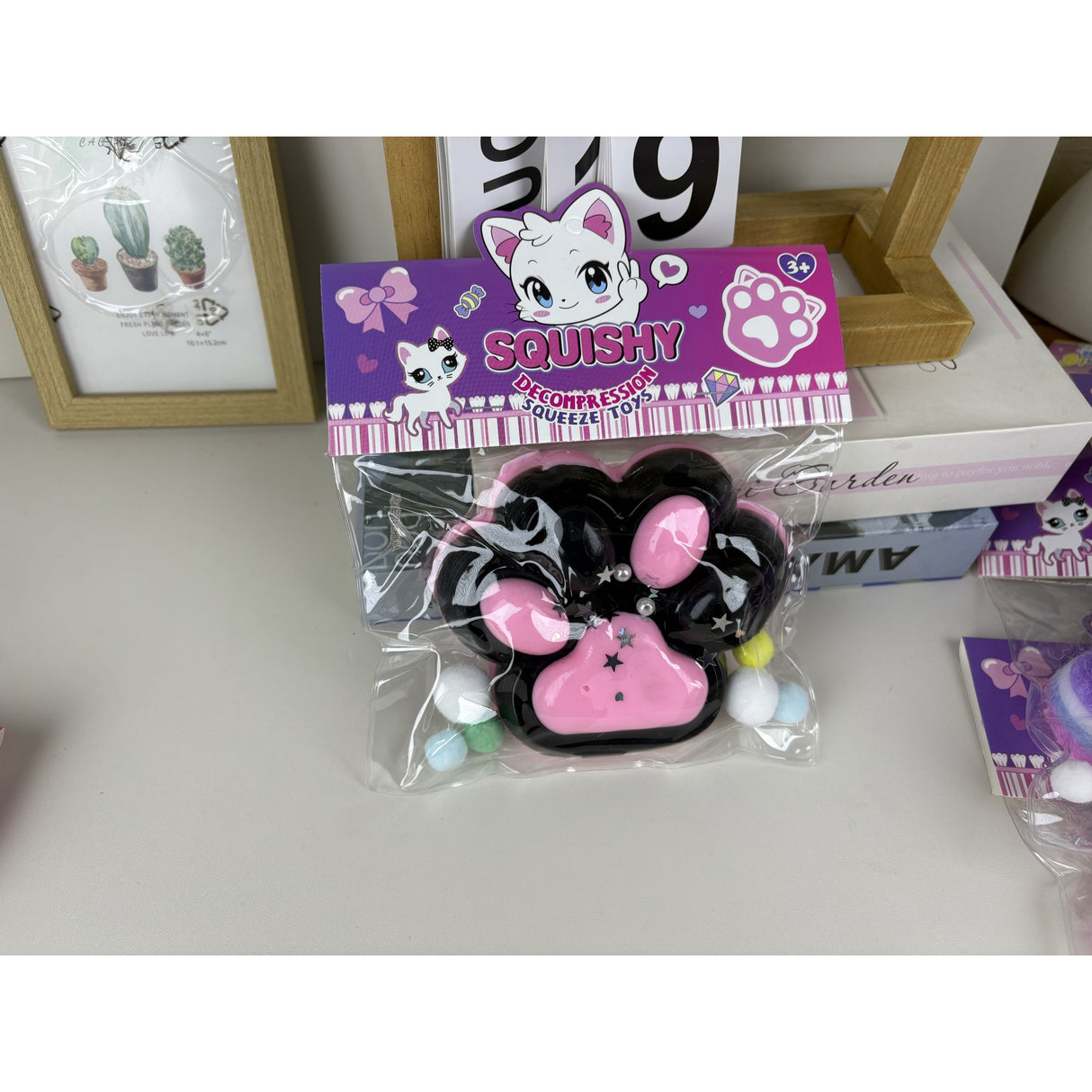 Jucarie Antistres Squishy, Vivimall, cu Revenire Lenta, Model Labuta de Pisica, cu Stelute, 12 cm, 220g, Pinch Family, Ambalaj Transparent, Roz Negru - vivimall.ro