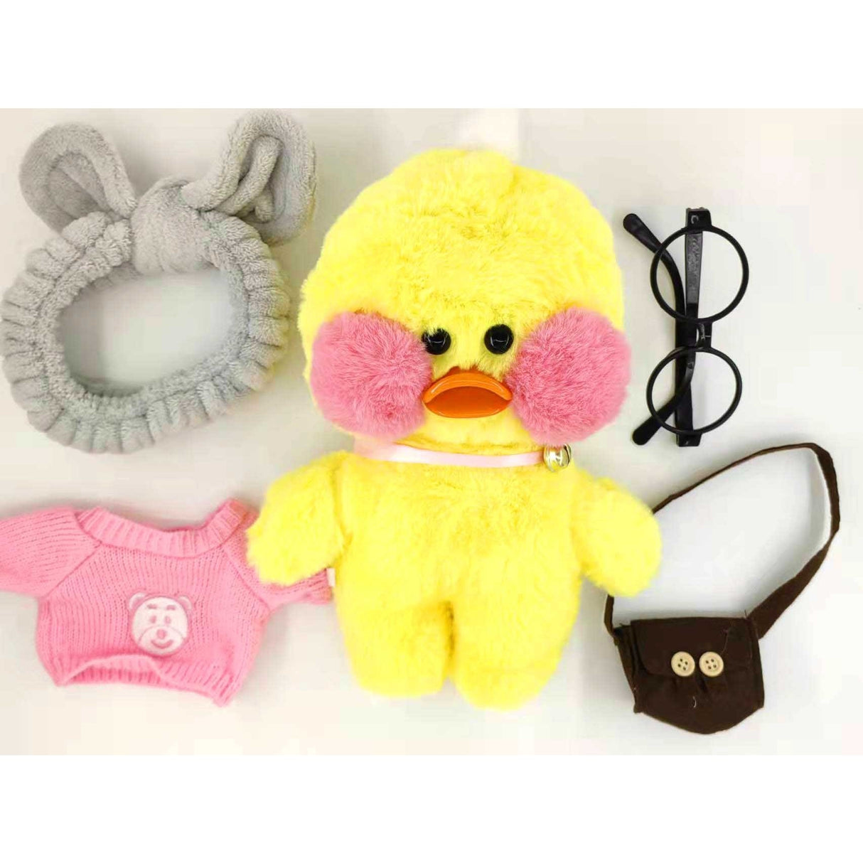 Jucărie pluș Lalafanfan prezentată cu hăinuțele detașabile, vedere laterală și accesorii