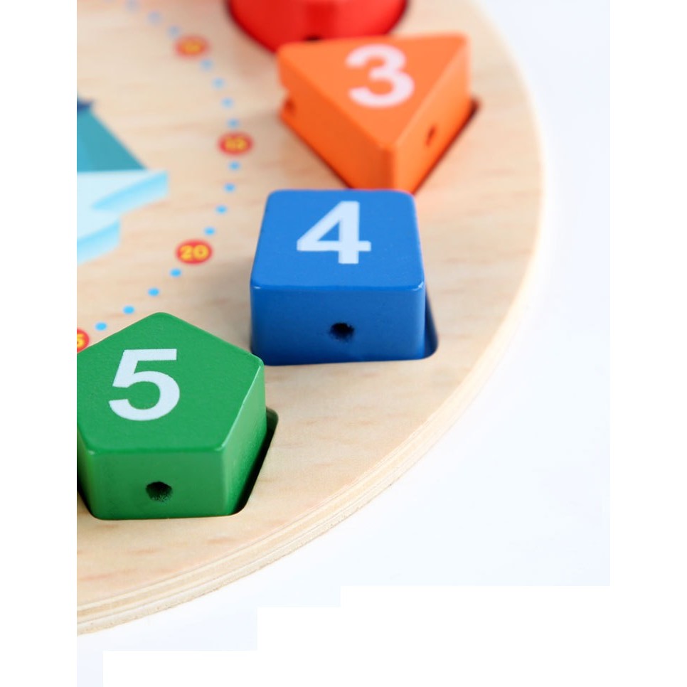 Copil jucându-se cu jucăria educativă Montessori ceas pinguin din lemn, 12 forme geometrice