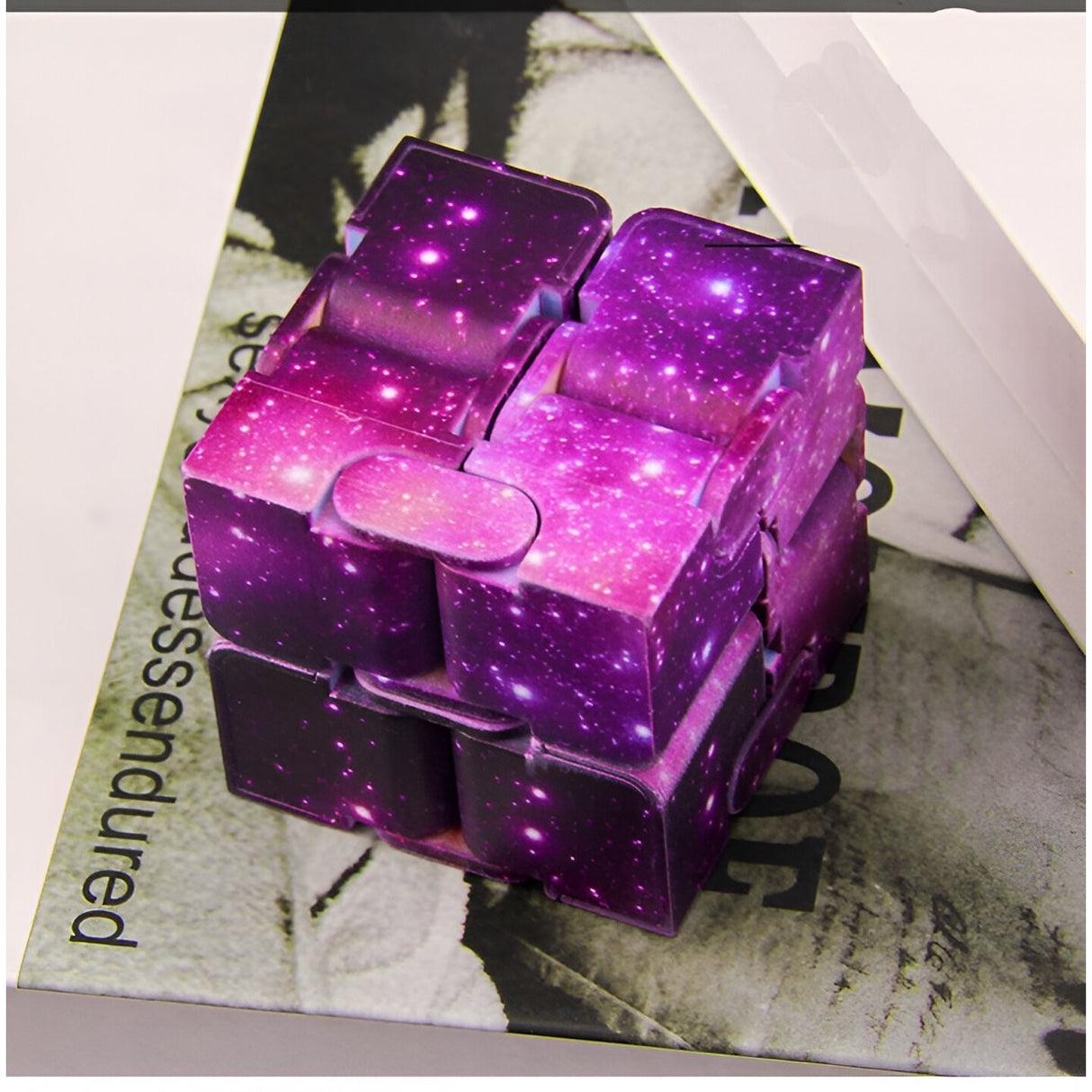 Jucarie Interactiva Antistres cu Miscari Infinite, Cub Magic, 3 ani, 4x4x4cm, Violet - vivimall.ro