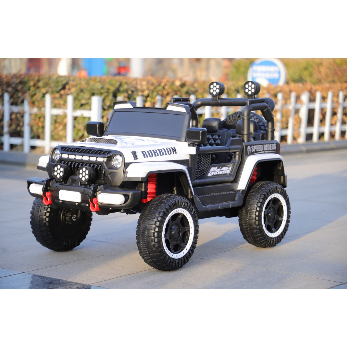 Masina Electrica pentru Copii, Vivimall, Off-Road, Conectare Bluetooth, telecomanda, Tractiune Spate, Lumina Intermitenta, Baterie 12V 7Ah, 120 x 63 x 68cm, Alb - vivimall.ro