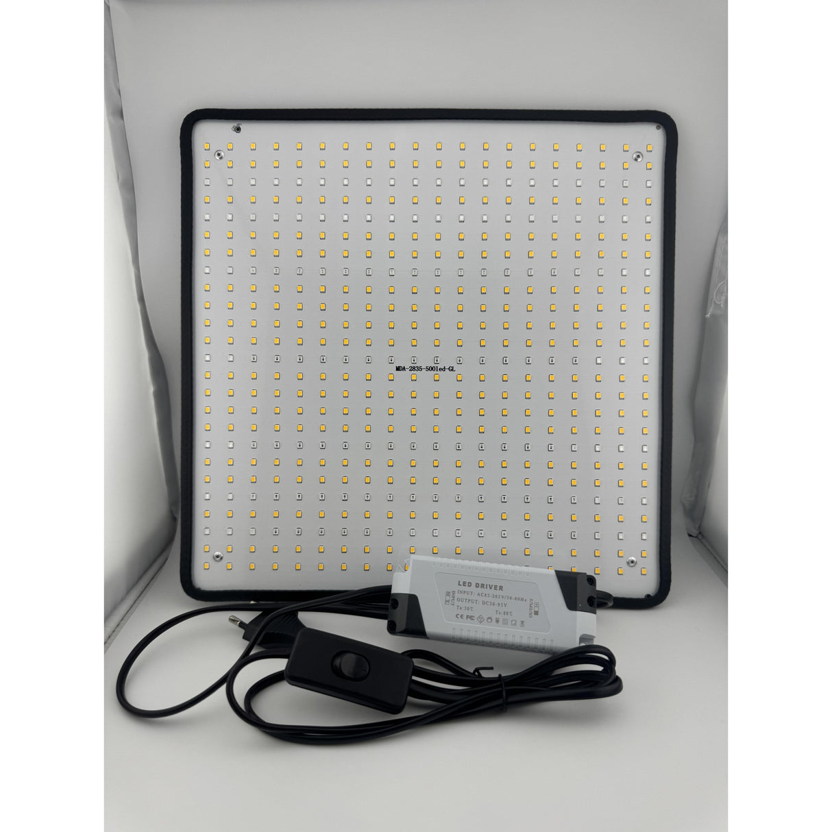 Detaliu carcasă neagră lampă LED creștere plante Flippy Keel Edge, 30×30 cm, profil lateral