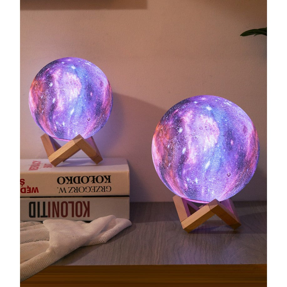 Lampa de veghe in forma de luna cu stele 3D Moon Light 7 culori, alimentare baterii, stand din lemn inclus, 15 cm, Vivimall - vivimall.ro