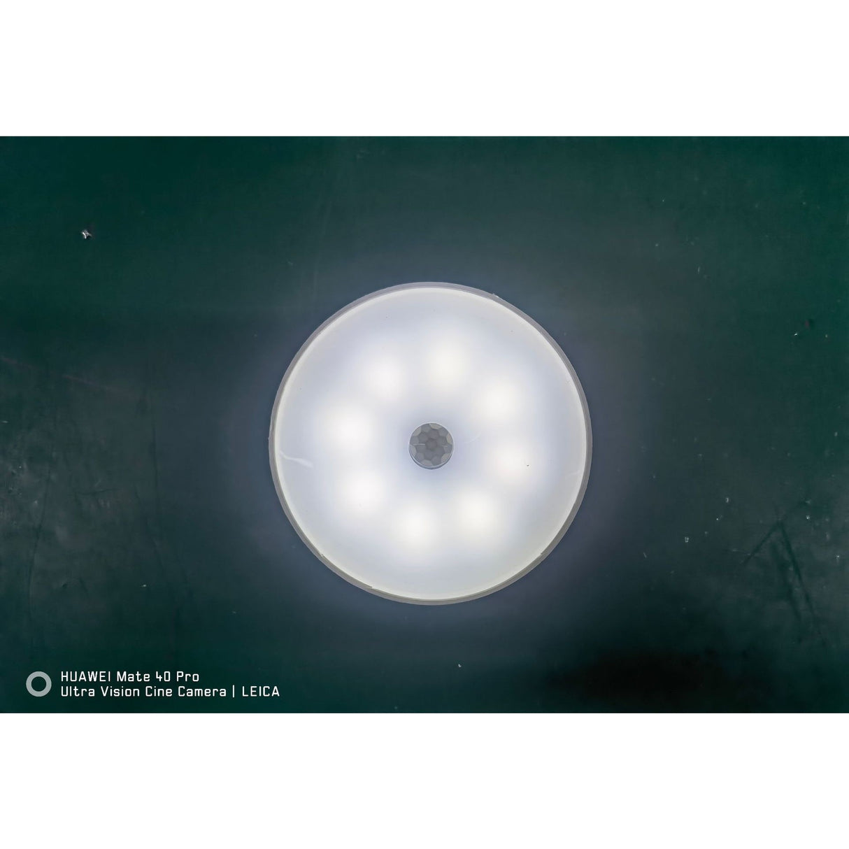 Lampa de Veghe LED, Vivimall, cu Senzor de Miscare, Lumina Alba Calda si Rece, Incarcare USB, 0.6W, 300mAh, Design Rotund, Alb, 8.5x2.3 cm - vivimall.ro