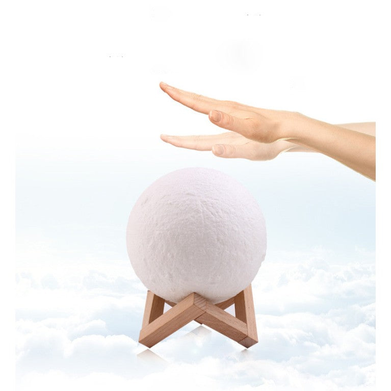 Lampa de veghe luna 3D Moon Light, lumina multicolora cu LED, 7 culori, schimbare culoare prin atingere, alimentare baterii, fara acumulator, stand din plastic inclus, 18 cm, Vivimall - vivimall.ro