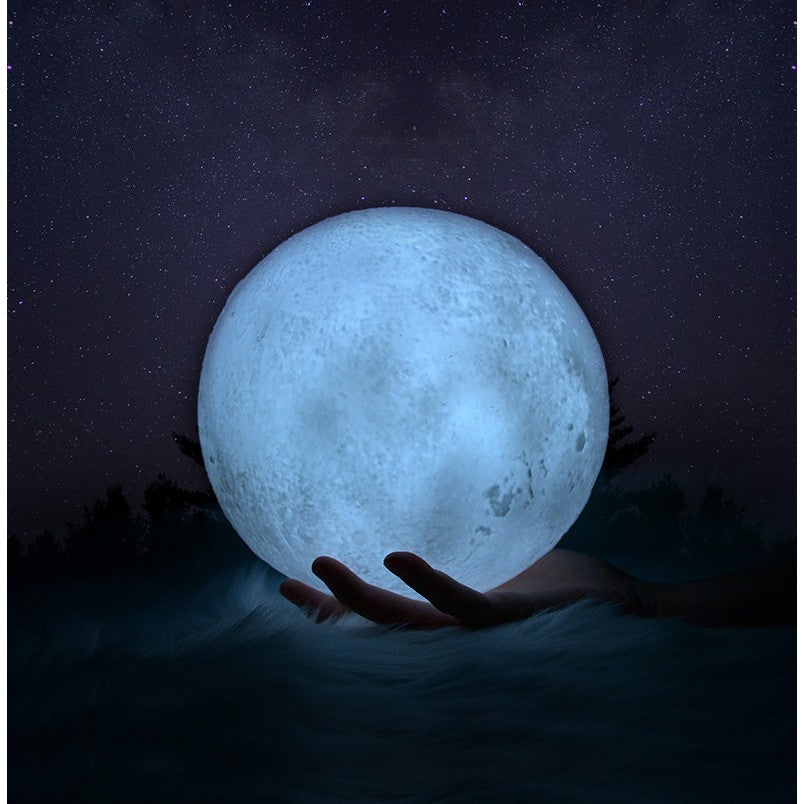 Lampa de veghe luna 3D Moon Light, lumina multicolora LED, 7 culori, schimbare culoare prin atingere, alimentare baterii, fara acumulator, stand din plastic inclus, 12 cm, Vivimall - vivimall.ro