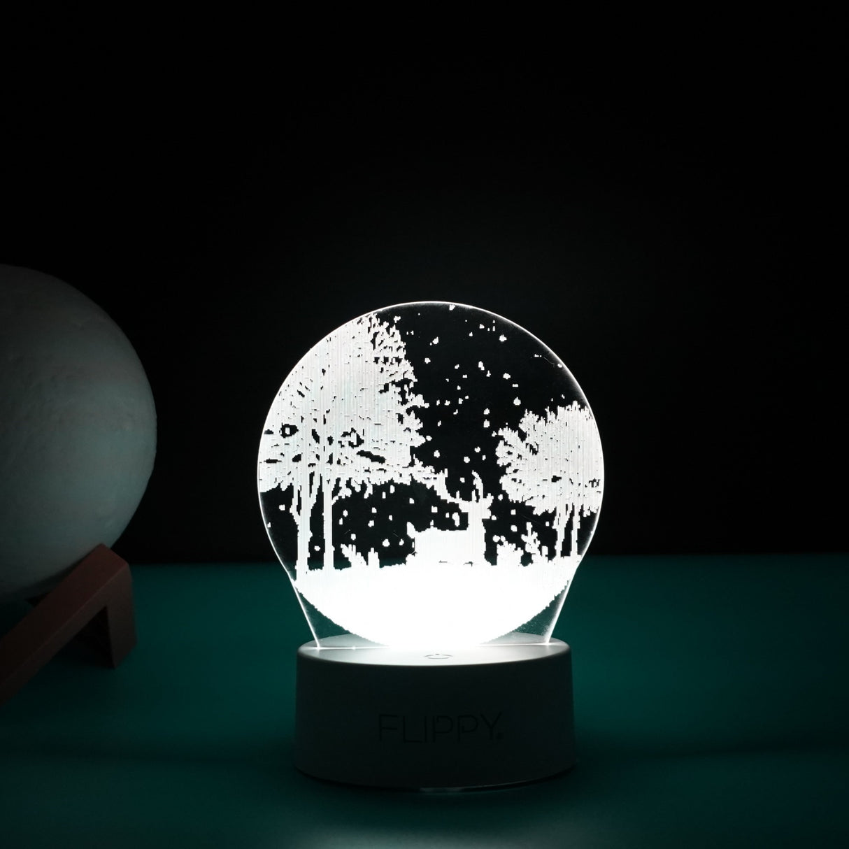 Lampa LED decorativa, Vivimall, 3D, Peisaj de iarna, cu telecomanda, doua moduri de alimentare USB si baterii, 20 cm inaltime, din material acril si lumina multicolora, alb - vivimall.ro