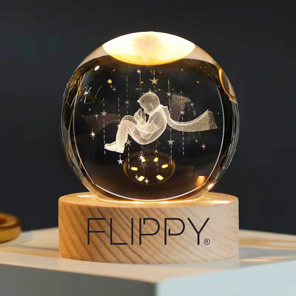 Lampa LED Decorativa, Vivimall, cu Bila de Cristal cu Diametru 6cm, Model Micul Print 3D, Alimentare USB, Suport din Lemn, Lumina Alb Cald - vivimall.ro