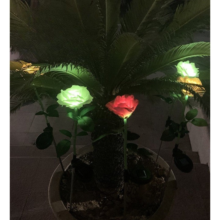 Lampă solară decorativă LED Trandafir aprinsă noaptea în grădină, lumină caldă ambientală