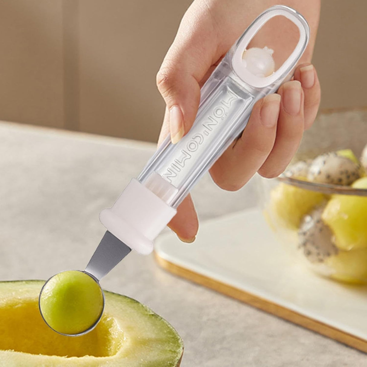 Lingura pentru Bile de Fructe, Vivimall, Scobitor Fructe, Ustensila Multifunctionala pentru Fructe, Accesoriu de Bucatarie, Lingura Antialunecare pentru Salata de Fructe, 17.6 x 2.9 cm, Bej - vivimall.ro