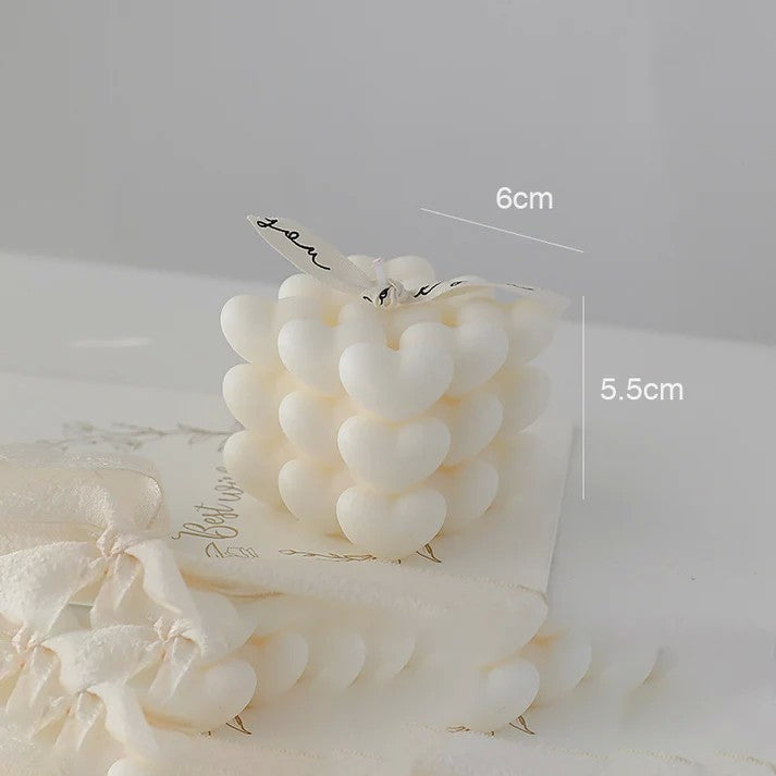 Lumanare Parfumata Decorativa, Vivimall, Model Abstract Cub din Inimioare, Lumanare pentru Diferite Ocazii, 6 x 5.5 cm, Aroma de Frezie, Alb - vivimall.ro