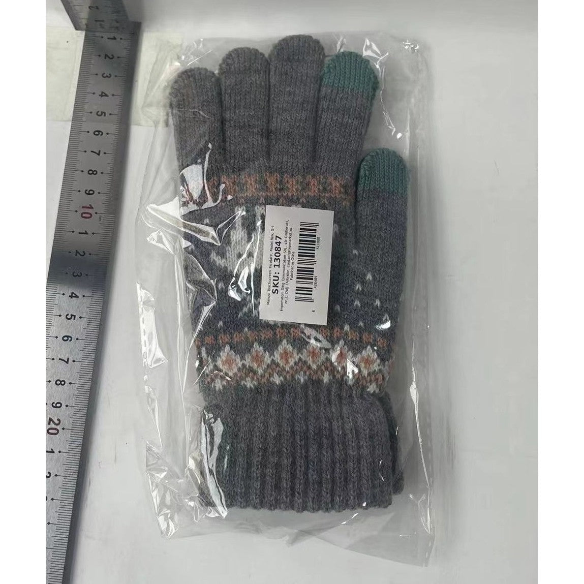 Mănuși de damă gri model ren, vedere de ansamblu cu dimensiuni 23x13 cm, accesoriu iarnă