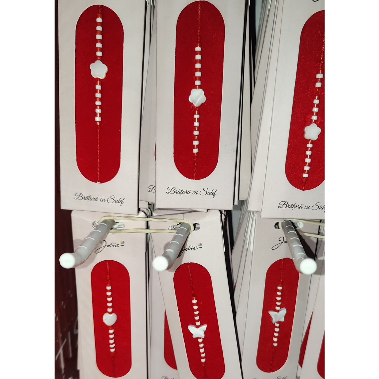 Martisor Bratara cu Sidef, Snur Rosu Reglabil, Margele Albe si Rosii, Pandantiv din Scoica, Modele de Sezon - vivimall.ro