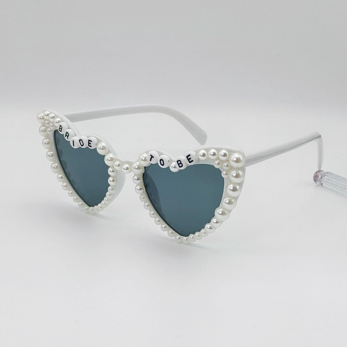 Ochelari Bride to Be albi pe fundal neutru, accesoriu petrecere burlăcițe și tematică nuntă