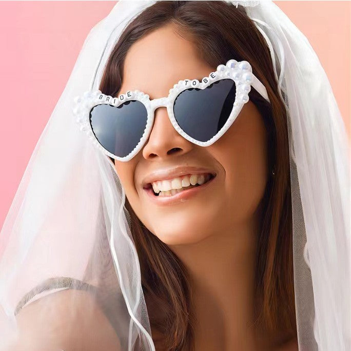 Ochelari inimă albi Bride to Be cu perle, stil lifestyle, potriviți pentru fotografii și eventi