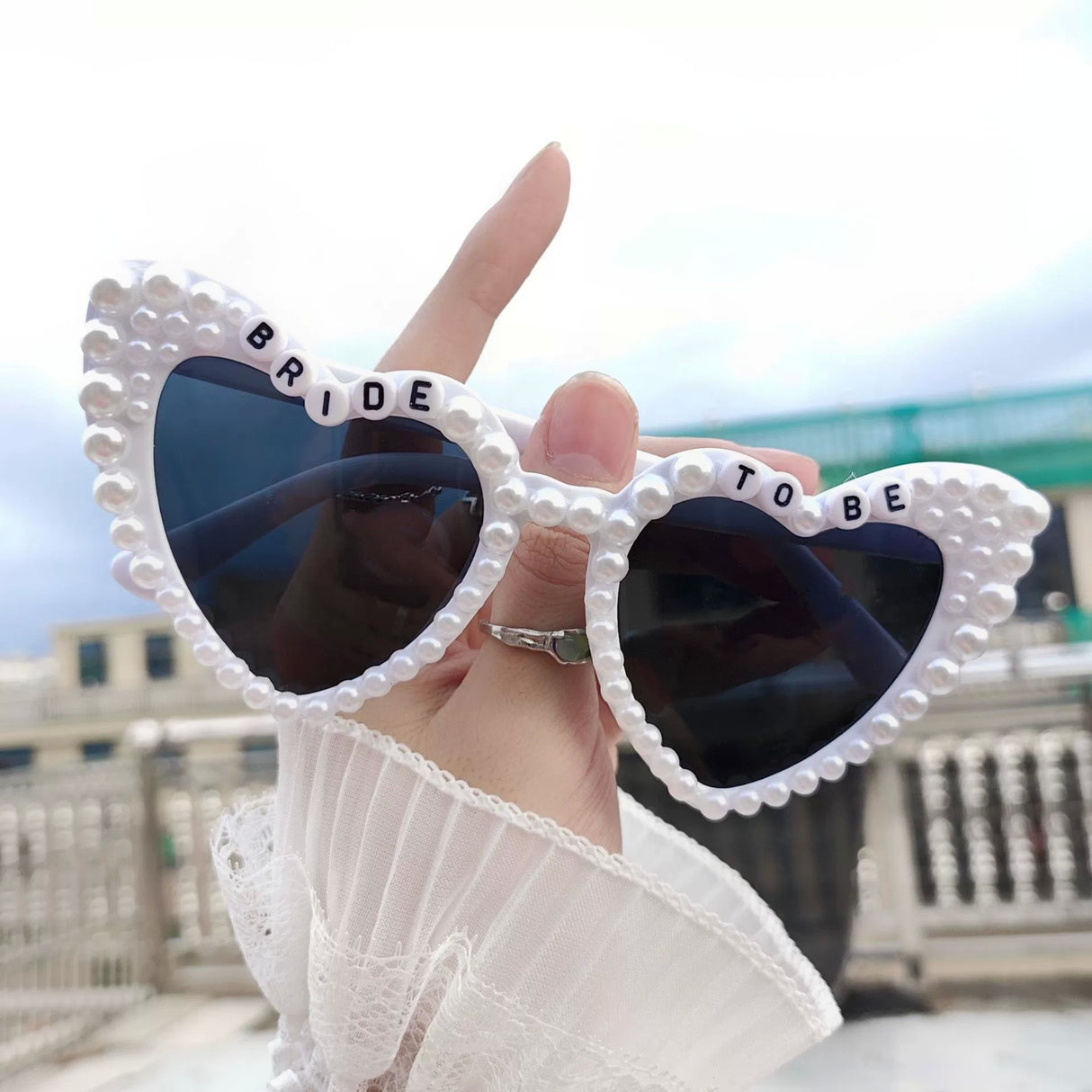 Ochelari inimă Bride to Be cu perle, culoare albă, vedere frontală, dimensiuni 15.3x5.7x14.5 cm
