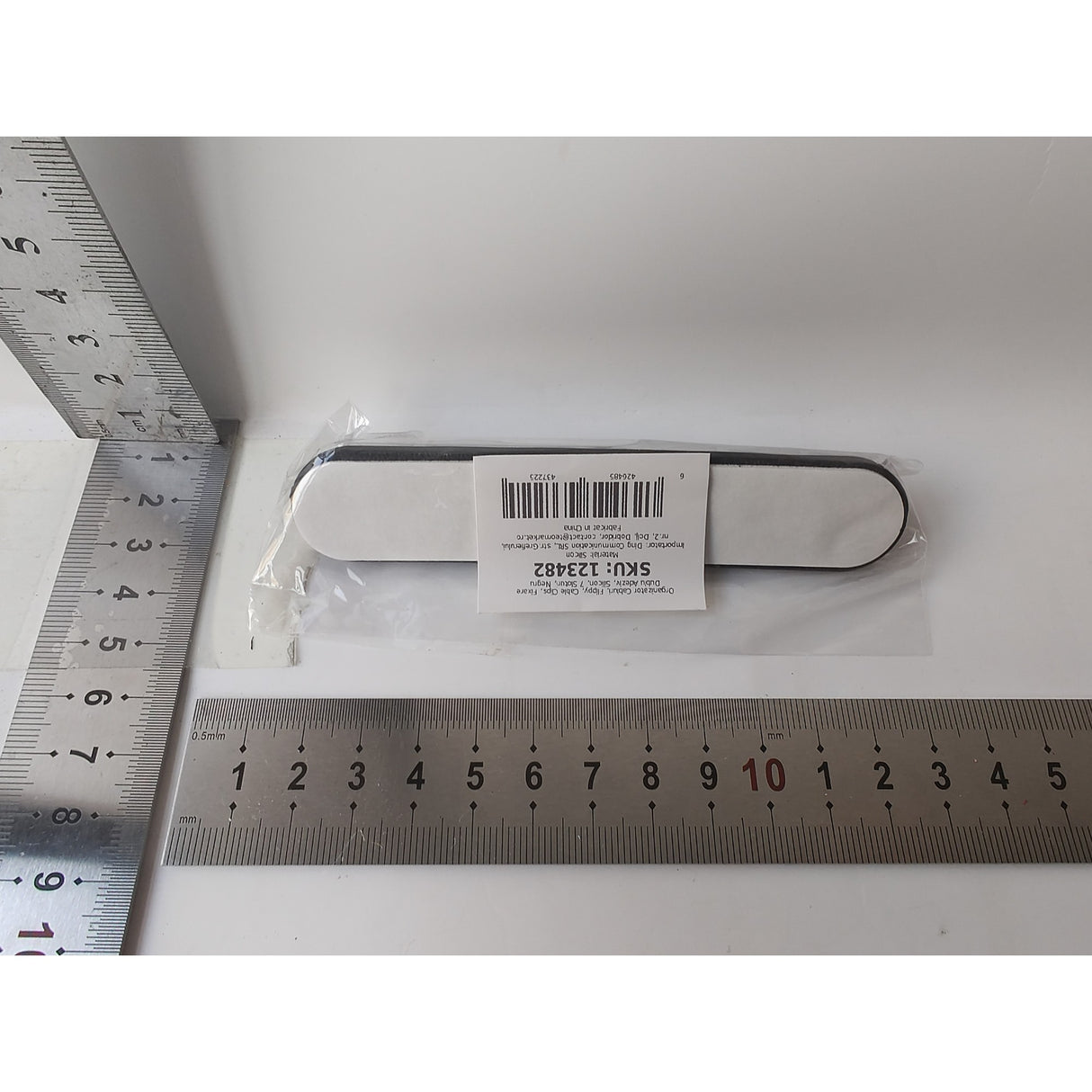 Organizator cabluri silicon negru 7 sloturi utilizat în mașină, fixat pe bord, vedere lifestyle