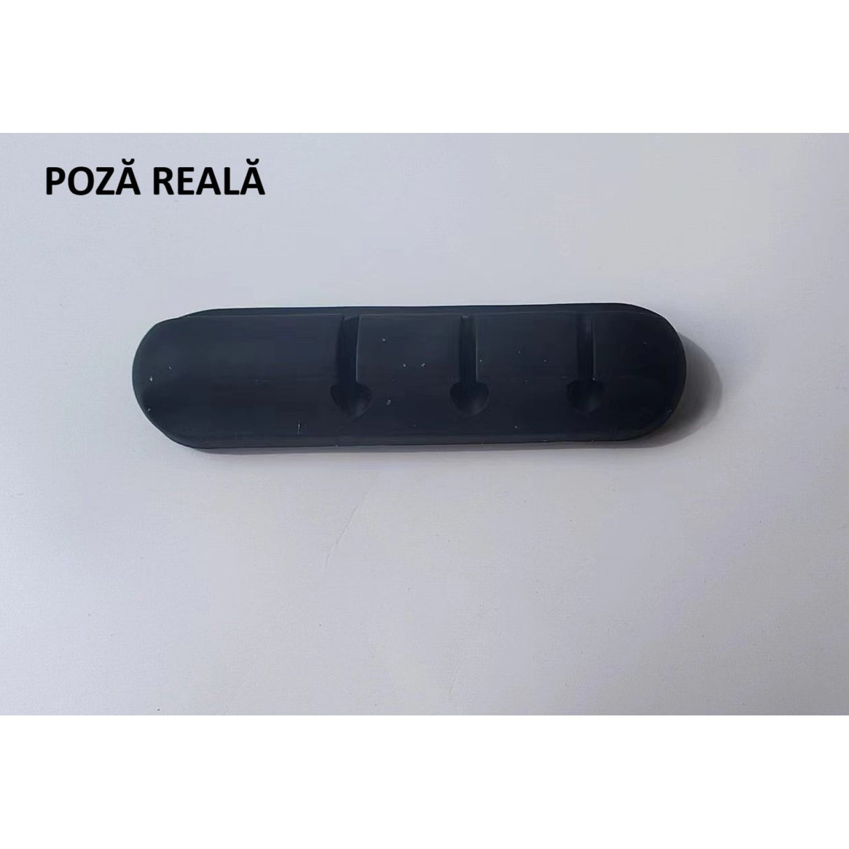 Organizator cabluri birou din silicon negru utilizat în context lifestyle, cablu mouse și căști organizate