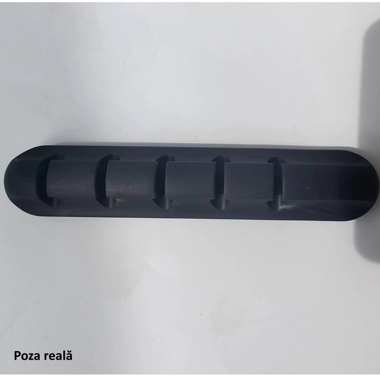 Comparație organizator cabluri silicon negru față de plastic – flexibilitate și elasticitate superioare